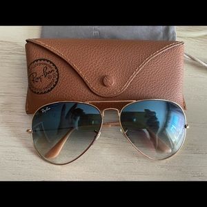Ray-Ban aviator sunglasses. UNISEX